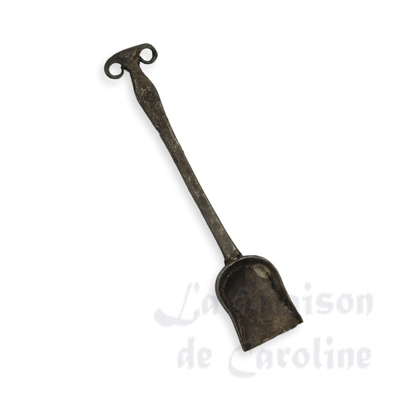 Pelle à cendres en fer forgé miniature 1/12