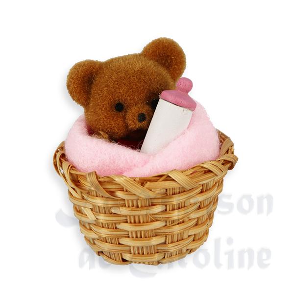 Ours dans panier, serviette rose miniature 1/12
