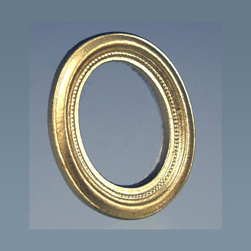 Deux petits cadres de forme ovale en laiton. Dim : 8x5.5 et 6.5x5 cm