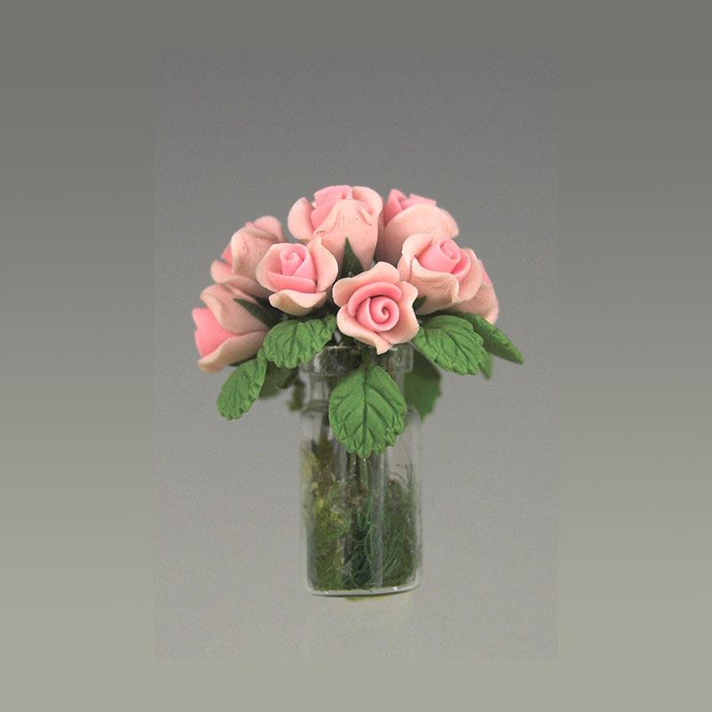 Bouquet de roses claires dans vase, Jardin