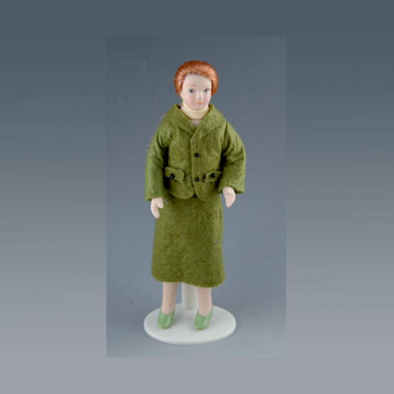 Poupée porcelaine femme tailleur vert, Personnages