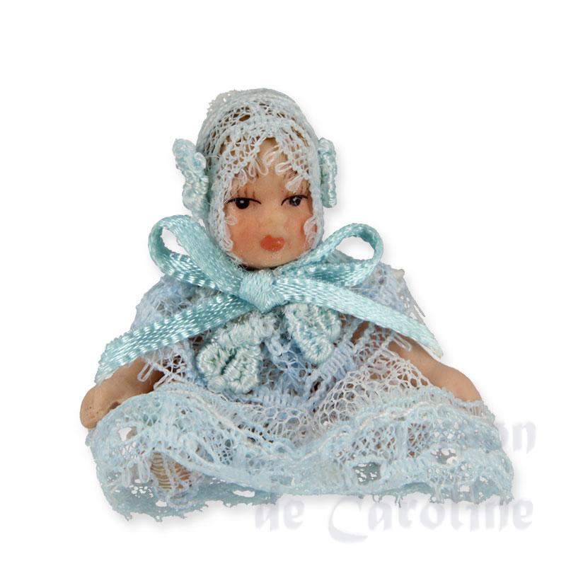 Bebe assis habit bleu pour maisons de poupées 1/12