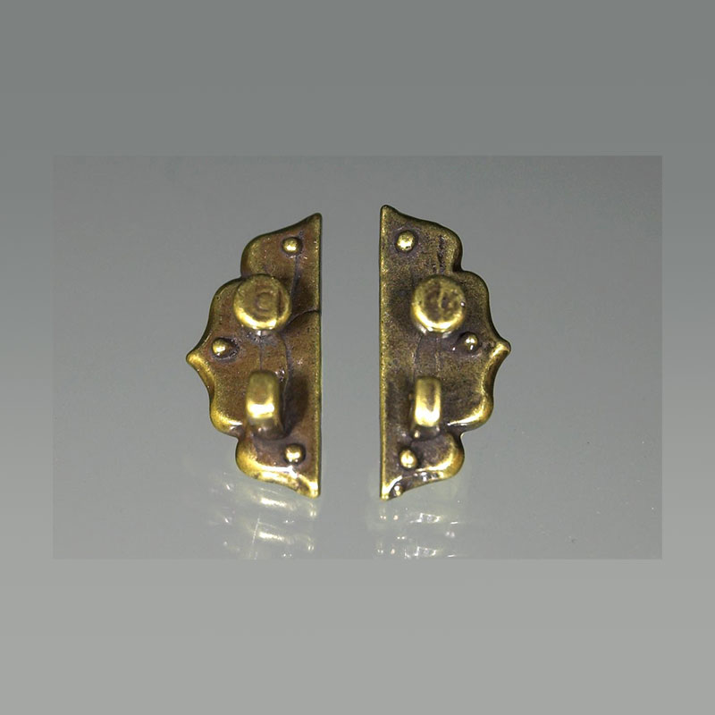 Paire de poignees de porte laiton patine pour maisons de poupées 1/12 Paire de poignees de porte laiton patine pour maisons de poupées 1/12