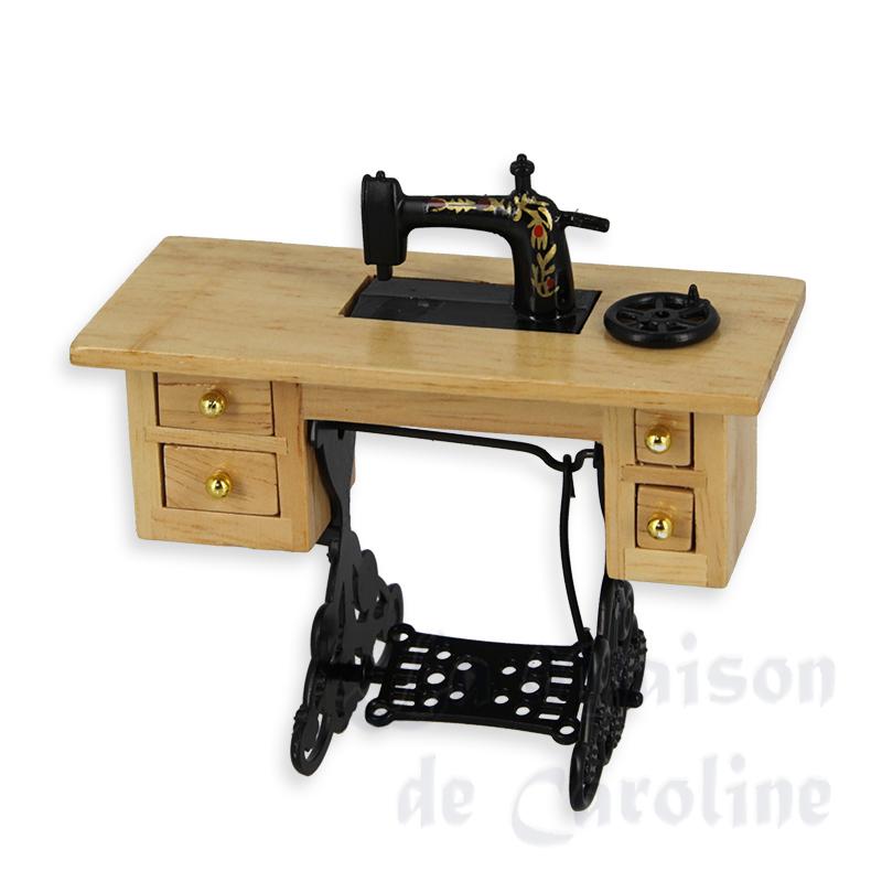 Machine à coudre sur pied plateau bois VOLANT HS miniature 1/12 Machine à coudre sur pied plateau bois VOLANT HS miniature 1/12