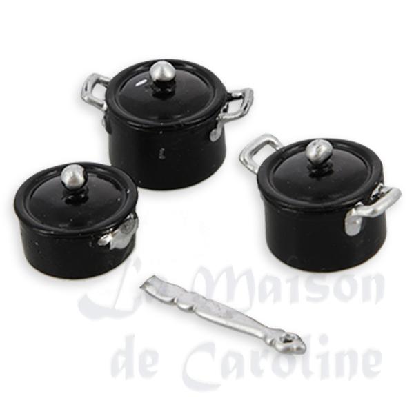 Set 3 casseroles noires miniature - une avec manche cassé - 1/12 Set 3 casseroles noires miniature - une avec manche cassé - 1/12