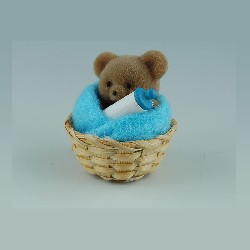 Ours dans panier, serviette bleue