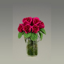 Bouquet de roses foncées dans vase
