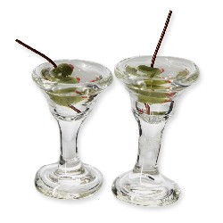 2 Verres à cocktail avec olives vertes