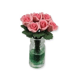 Bouquet de roses claires dans vase